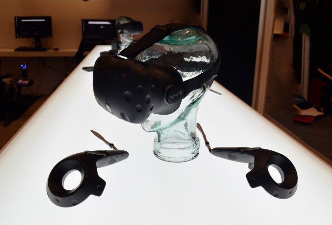 htc-vive-pre-headset-and-controllers-2