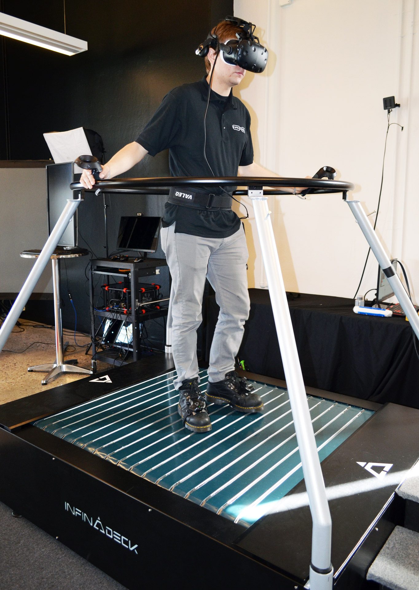 flydende vare Med andre ord Hands-on: Infinadeck's Latest Prototype is the Most Natural Feeling VR  Treadmill Yet