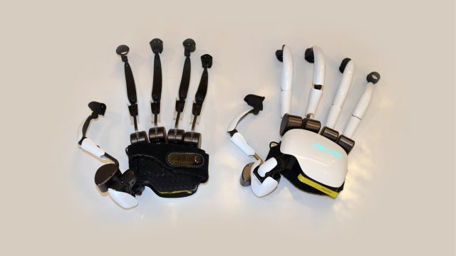 Dexmo Haptic Force-feedback VR Gloves are Compact and Wireless 2