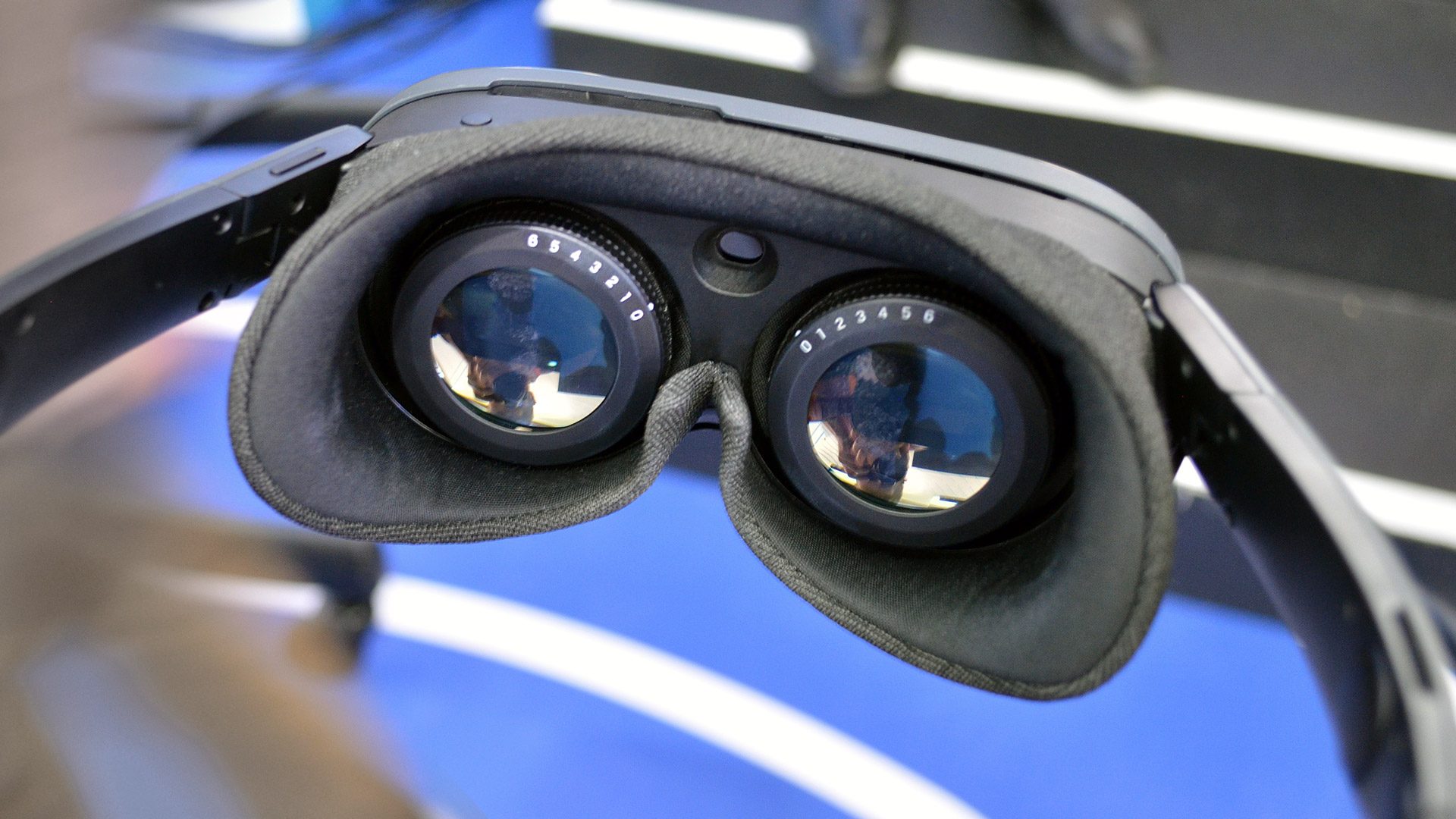 Vive XR Elite Hands-on: Lightweight & Compact, But Shares