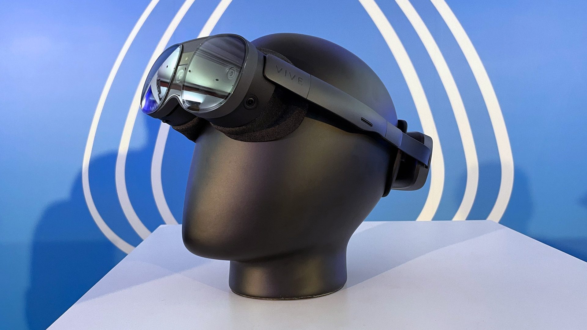 Vive XR Elite Hands-on: Lightweight & Compact, But Shares Quest 